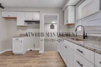 This beautifully updated 3-bedroom, 1-bath single-family home is ready for move-in! in Detroit, MI - Foto de edificio - Building Photo