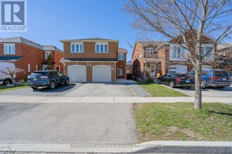 3873 Densbury Dr in Mississauga, ON - Building Photo - Building Photo