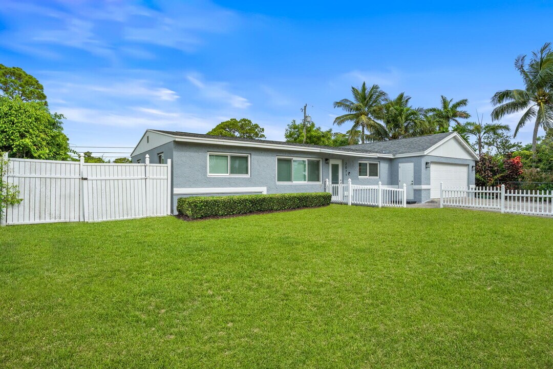 2071 W Carol Cir in West Palm Beach, FL - Building Photo