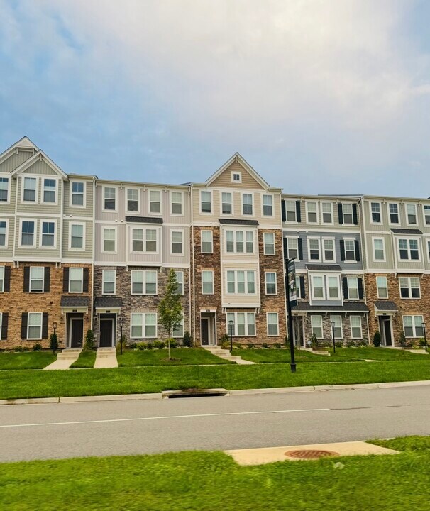9243 Magellan Pky in Glen Allen, VA - Building Photo