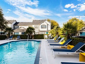 Castle Hills Townhomes in San Antonio, TX - Foto de edificio - Building Photo