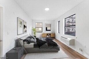 25 Freeway Dr E in East Orange, NJ - Building Photo