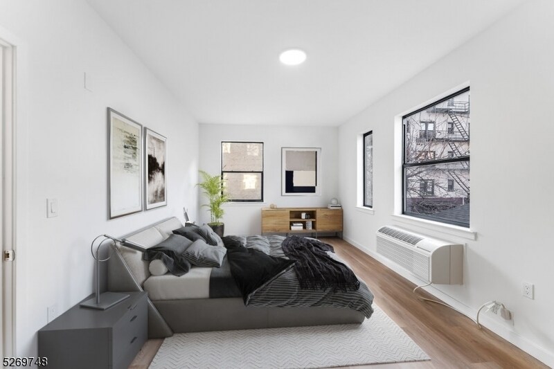 25 Freeway Dr E in East Orange, NJ - Building Photo