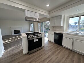 27712 Rainier Rd in Castaic, CA - Building Photo - Building Photo