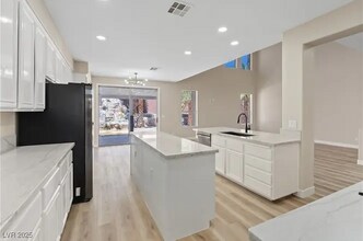 9272 W Viking Rd in Las Vegas, NV - Building Photo - Building Photo