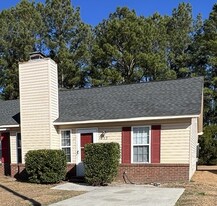212 Live Oak Ct in Jacksonville, NC - Building Photo