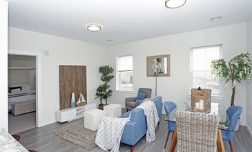 Cove on the Bay in Keansburg, NJ - Foto de edificio - Interior Photo