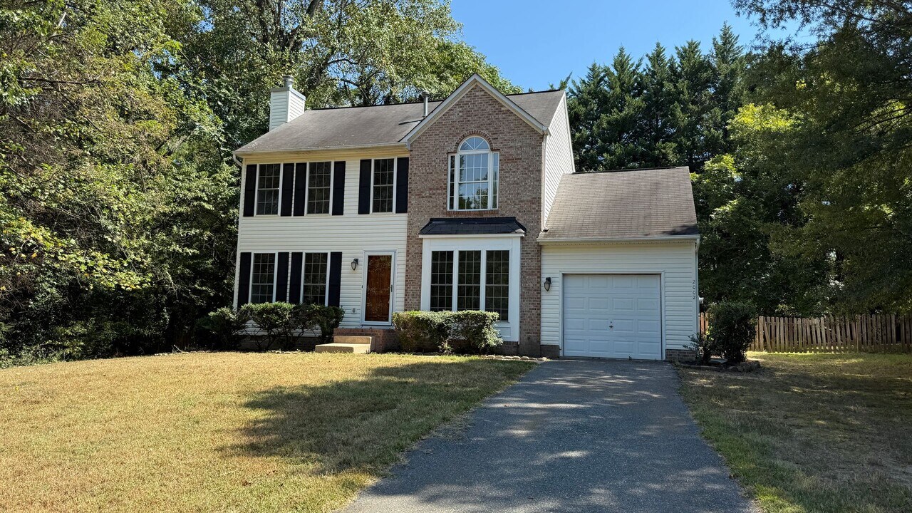 2002 Meadow Dr in Fredericksburg, VA - Building Photo