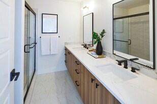 140 Sacramento Townhomes in Portland, OR - Building Photo