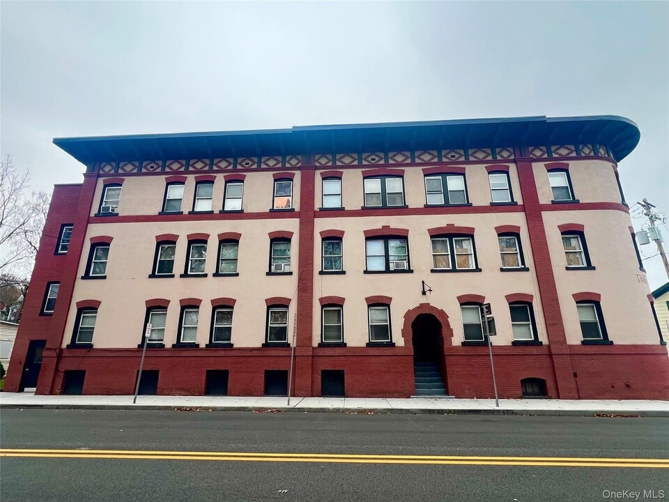 101 Wickham Ave in Middletown, NY - Building Photo