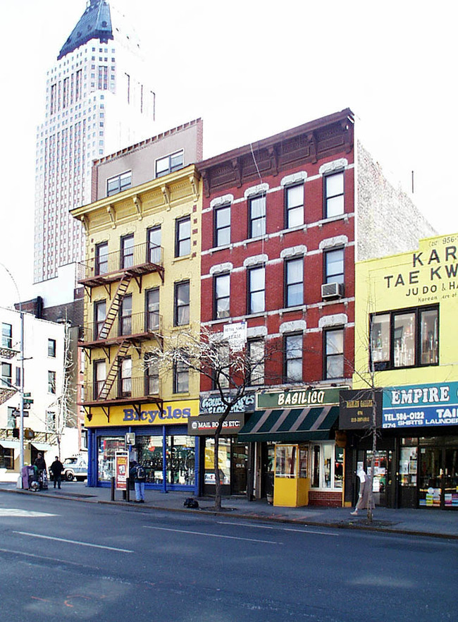 676 Ninth Ave in New York, NY - Building Photo - Building Photo