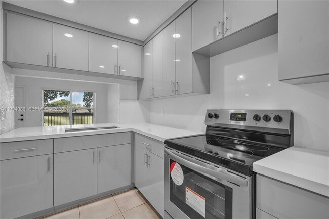 10015 NW 4th St in Pembroke Pines, FL - Building Photo - Building Photo