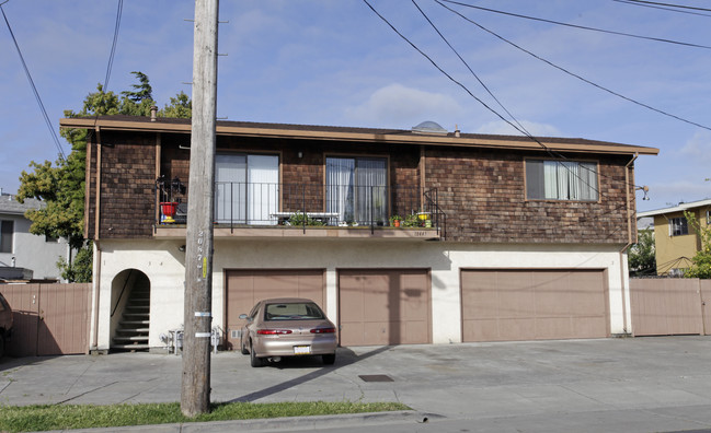 10445 Bancroft Ave in Oakland, CA - Building Photo - Building Photo