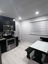 7140 SW 22nd St in Miami, FL - Building Photo - Building Photo