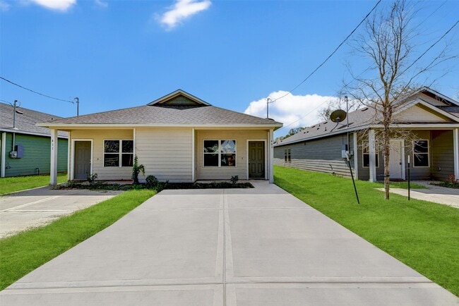 409 E Avenue G in Conroe, TX - Building Photo - Building Photo