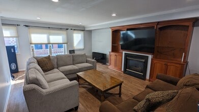 1823-2 N Clybourn Ave, Unit Clybourn Duplex Up in Chicago, IL - Building Photo - Building Photo