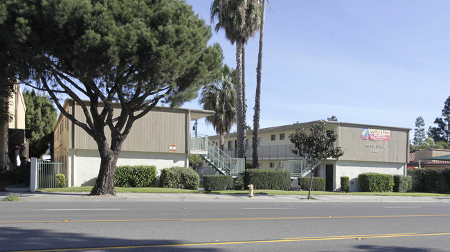 TUSTIN LANAI APARTMENTS in Tustin, CA - Foto de edificio - Building Photo