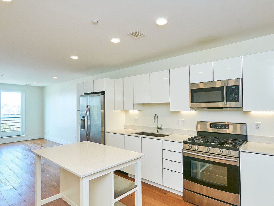 250 Meridian St, Unit 402 in Boston, MA - Building Photo