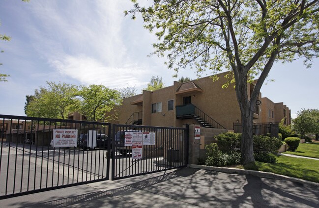 Village Garden Apartments in Palmdale, CA - Foto de edificio - Building Photo