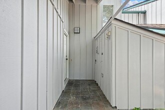 2105 Hawkins Ln in Eugene, OR - Building Photo - Building Photo