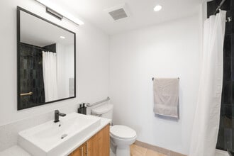 650 SW 1st St in Miami, FL - Building Photo - Interior Photo