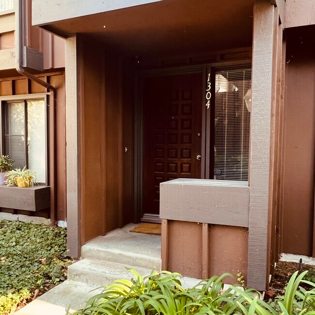1304 Stonewood Ct in San Pedro, CA - Foto de edificio - Building Photo