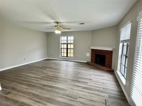 14927 Redwood Bend Trail in Houston, TX - Foto de edificio - Building Photo