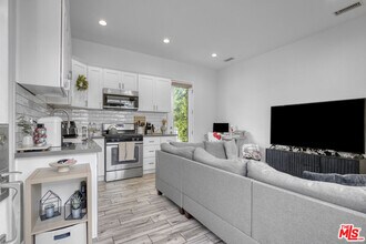 7310 Woodley Ave in Los Angeles, CA - Building Photo - Building Photo