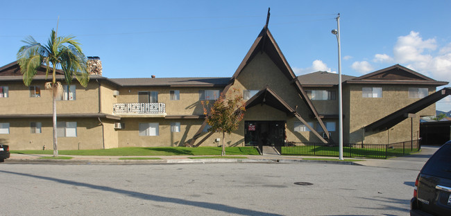 678 S 1st Ave in Covina, CA - Foto de edificio - Building Photo