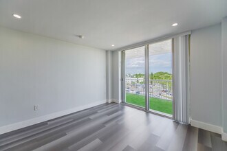 1800 NW 24th Ave, Unit 712 in Miami, FL - Foto de edificio - Building Photo