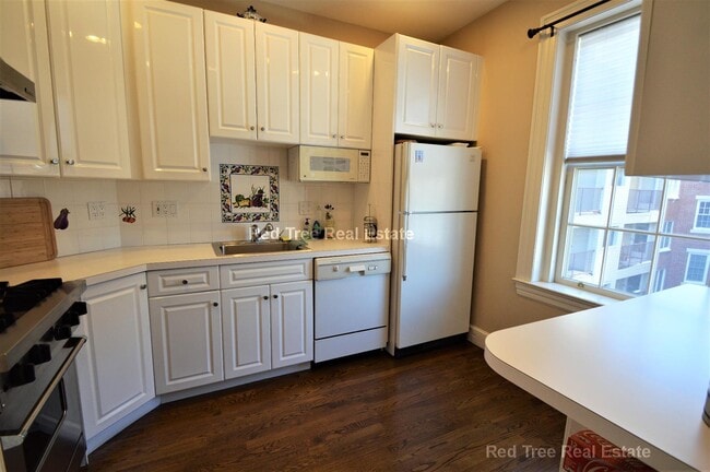 141 Beaconsfield Rd, Unit 5 in Brookline, MA - Building Photo - Building Photo