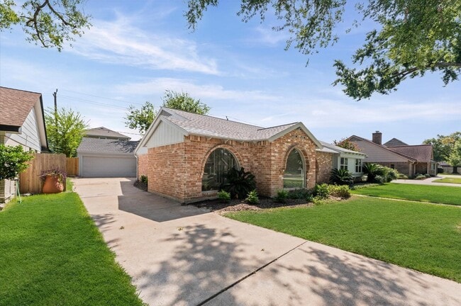 property at 2914 Riata Ln