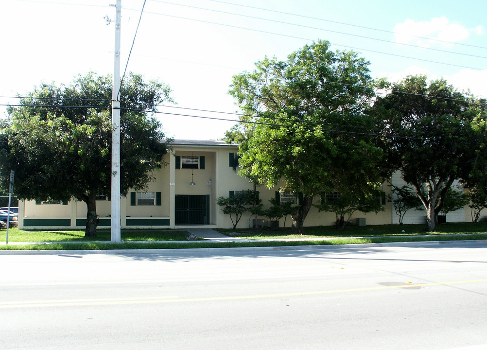 Town & Country Apartments in Miami, FL - Building Photo