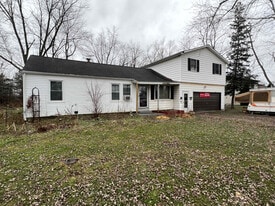 8015 Colonial Dr in Niagara Falls, NY - Building Photo