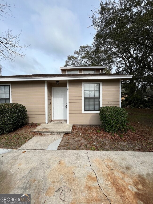 property at 121 Admiral's Walk Dr