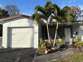 5173 NW 43rd Ct, Unit 143-BEast in Lauderdale Lakes, FL - Building Photo - Building Photo