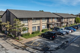 Sunwood Apartments in Tulsa, OK - Foto de edificio - Building Photo