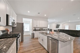 1139 Hughes Crossing Dr in Rosharon, TX - Foto de edificio - Building Photo