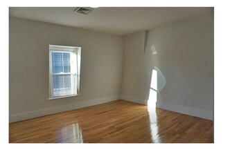 4 Osgood St, Unit 3 in Somerville, MA - Foto de edificio - Building Photo