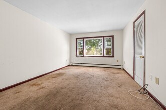 38 Deerfield Ct, Unit B in East Hartford, CT - Building Photo - Building Photo