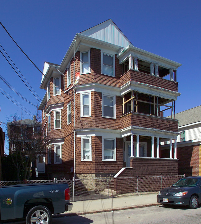 303-305 E Main St in Fall River, MA - Building Photo