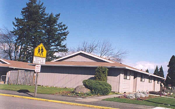 517 NE 185TH Pl in Portland, OR - Foto de edificio