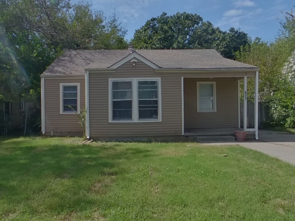 827 S Crestway St in Wichita, KS - Building Photo