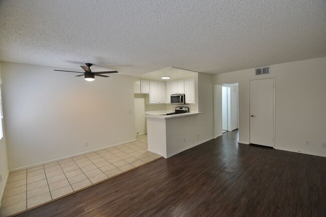 21350 Parthenia St, Unit 104 in Los Angeles, CA - Building Photo - Building Photo
