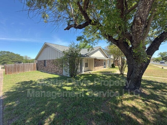 1614 W Braker Ln in Austin, TX - Building Photo - Building Photo