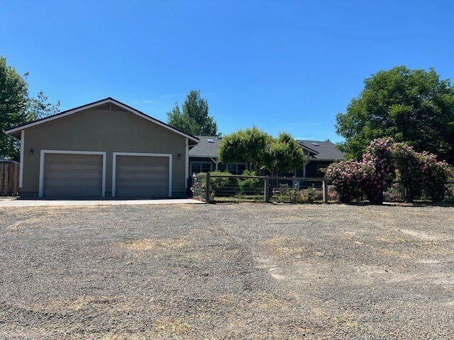 542 Pittville Rd in Mcarthur, CA - Building Photo - Building Photo