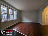 544 W Surf St, Unit 2 in Chicago, IL - Building Photo - Building Photo