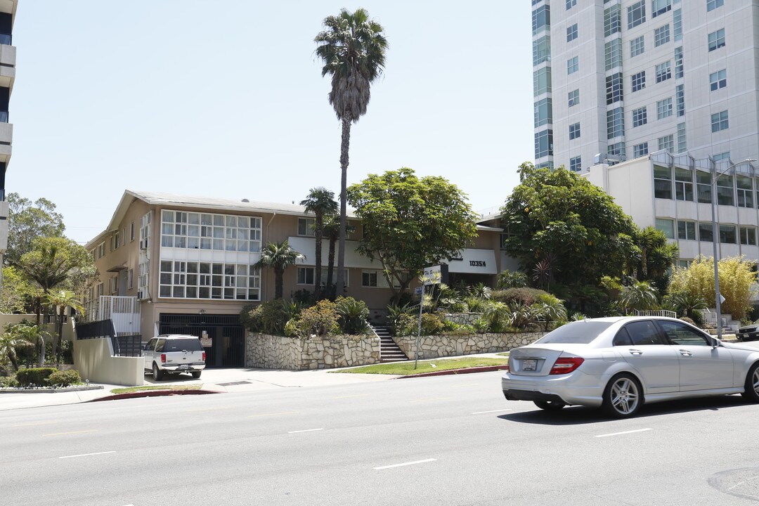 The Bermuda Apartments in Los Angeles, CA - Building Photo