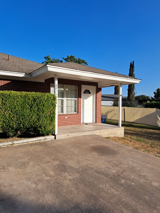 801 N Rhomberg St in Burnet, TX - Building Photo - Building Photo