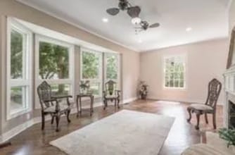 924 E Houston Ave in Crockett, TX - Foto de edificio - Building Photo